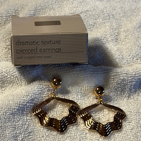 Avon Vintage 1991 Dramatic Texture Goldtone Pierced Earrings - Picture 1 of 4